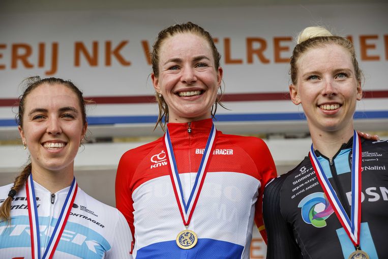 Wielrensters Shirin van Anrooij (tweede), Riejanne Markus (eerste) en Lorena Wiebes (derde) op het podium na het NK Wielrennen in Drenthe.  Beeld ANP