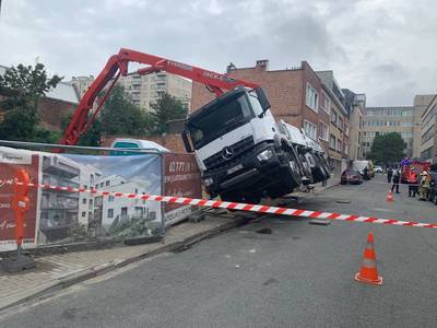 Un camion en difficulté redressé à l’aide d'une grue à Etterbeek