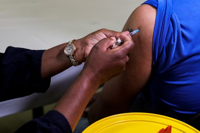 Een verpleger dient het Pfizervaccin toe aan een Zuid-Afrikaanse burger. De nieuwe coronavariant omikron werd voor het eerst in Zuid-Afrika ontdekt.