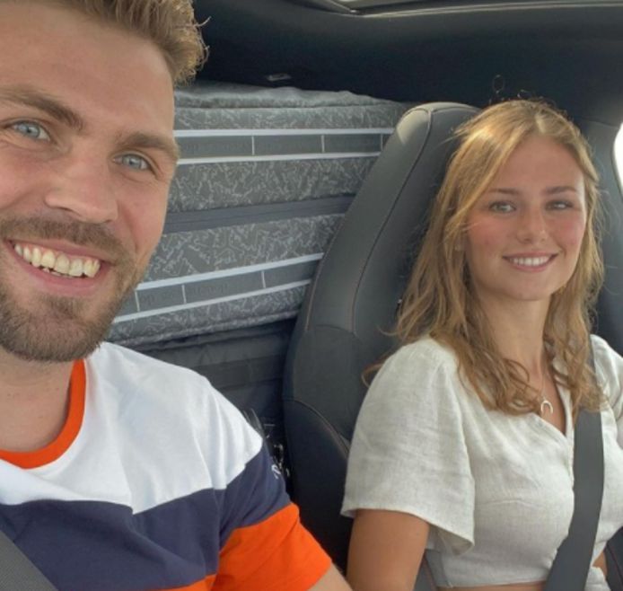 Twan van Gendt wordt door Puck Moonen naar het vliegveld gebracht.