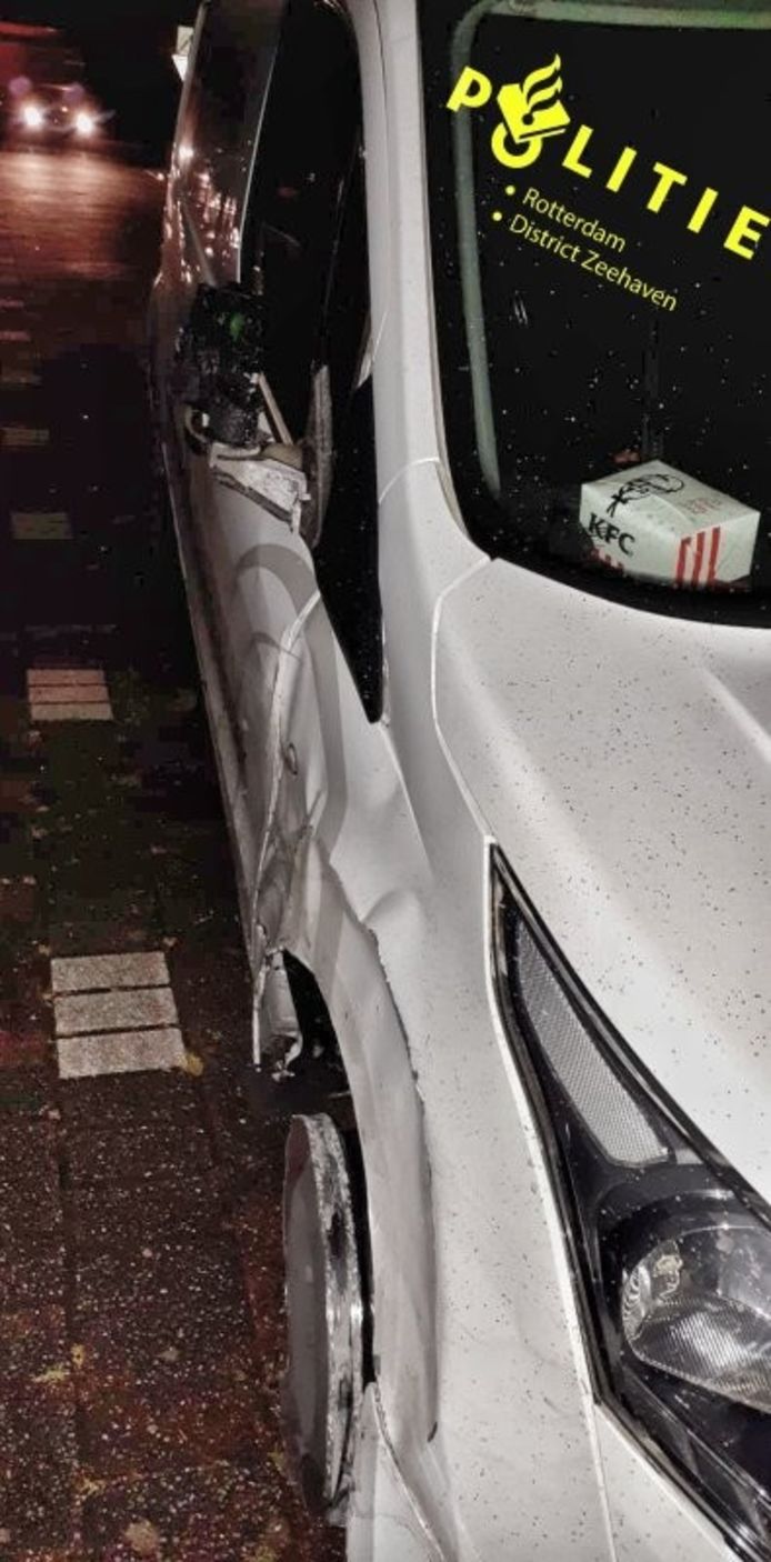 Slingerende auto verliest voorband en rijdt verder op de velg