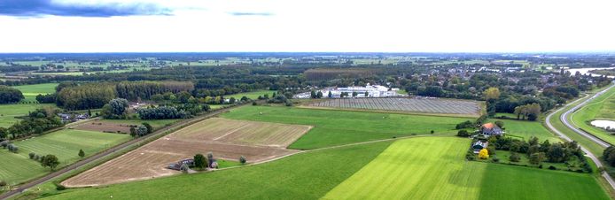 Nu nog grotendeels weiland, straks een voedselbos met woningen.