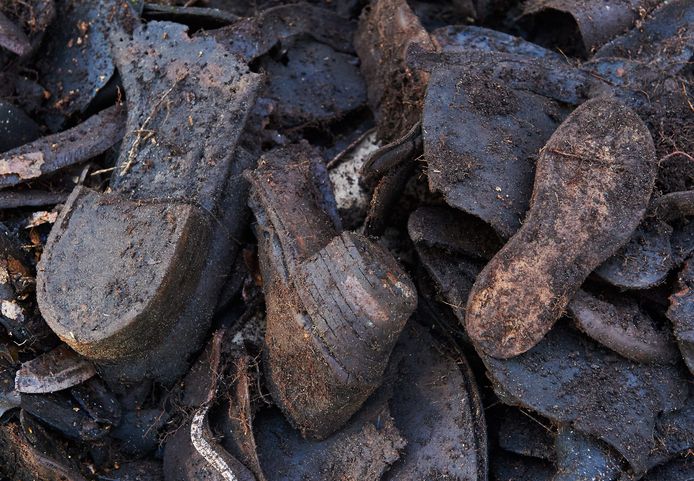 Schoenen die werden teruggevonden bij archeologische opgravingen in Stutthof in 2015.