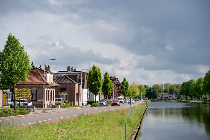 Langs kanaal Almelo - De Haandrik zijn zo'n 400 huizen beschadigd.