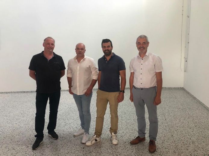 we bemerken vlnr de uittredende voorzitter Filip Ameel, nieuwe voorzitter Thierry Dekoker, nieuwe ondervoorzitter Bert Lavaert en fractieleider Ward Gillis