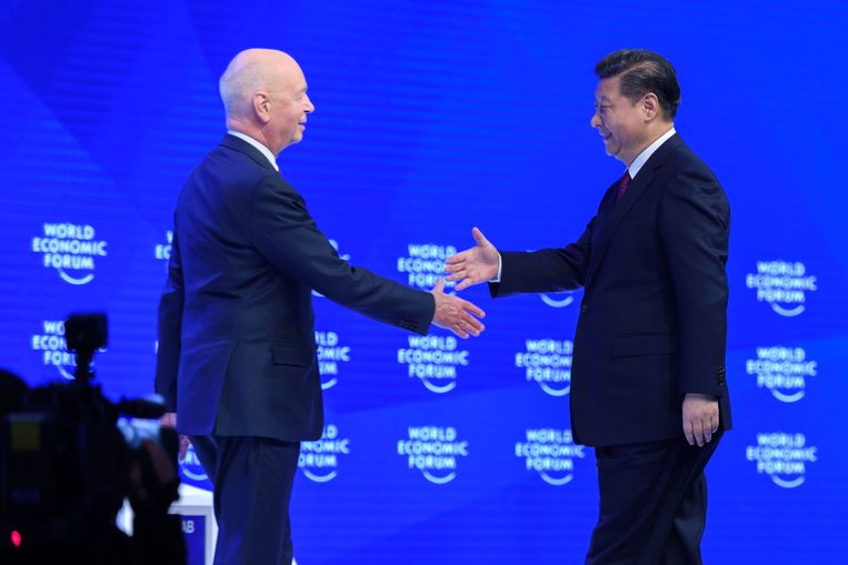 De Chinese president Xi Jinping schudt de hand van Schwab in 2017 tijdens het World Economic Forum. Beeld AFP