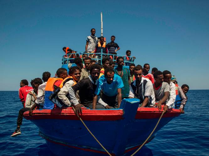 Geredde bootvluchtelingen kapen vrachtschip voor Libische kust