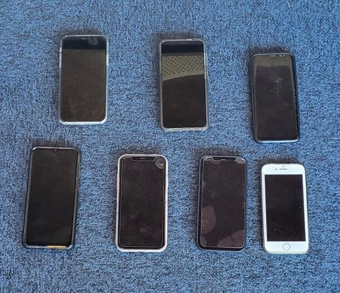De telefoons die de aangehouden man bij zich had.