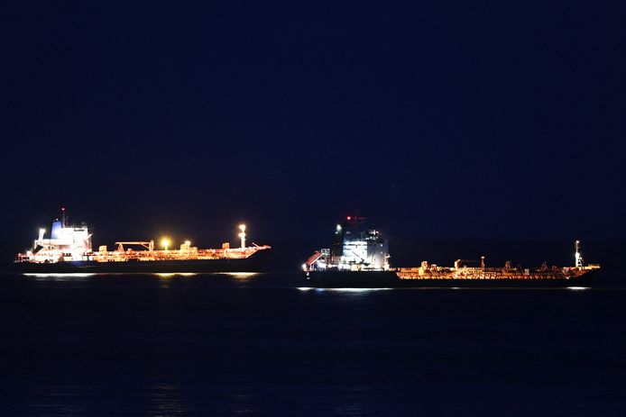 Twee olietankers 's nachts op zee. Archiefbeeld.