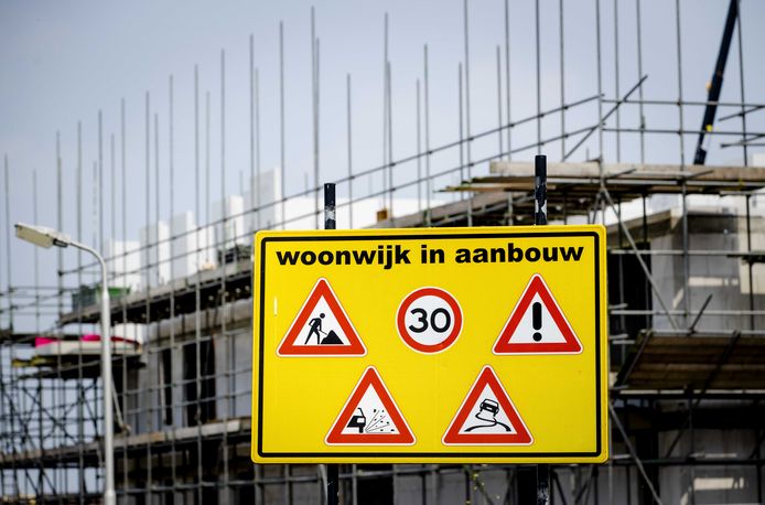 Een bord 'woonwijk in aanbouw' bij een nieuwbouwproject in de Nederlandse gemeente Vathorst. De Nederlandse huizenprijzen zijn in juli opnieuw naar een recordniveau gestegen door de sterke vraag en het beperkte aanbod.