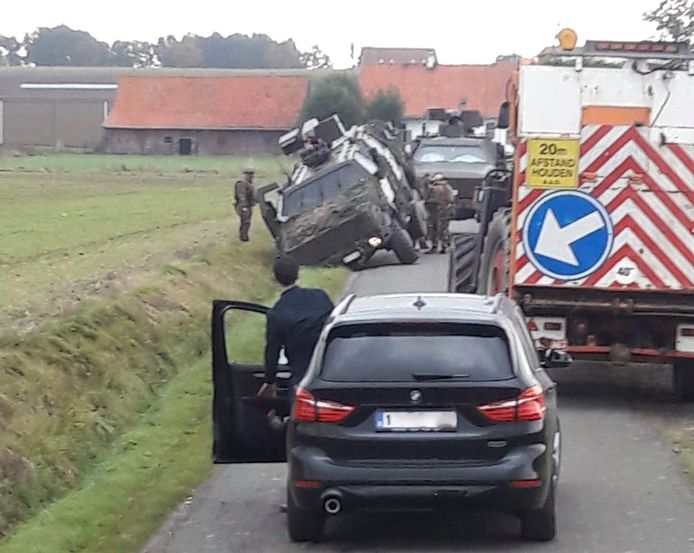 Langs de Evangelieboomstraat in Zwevegem, op de grens met Bellegem, belandde een militair voertuig in de gracht.