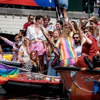 Live: Pride 2025 | Canal Parade verloopt rustig maar feestelijk: ‘Lekker toch, anders is het toch veel te druk’