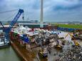 De sloop van een Urker kotter bij Hoeben RDM in Kampen. Er liggen meer te wachten.