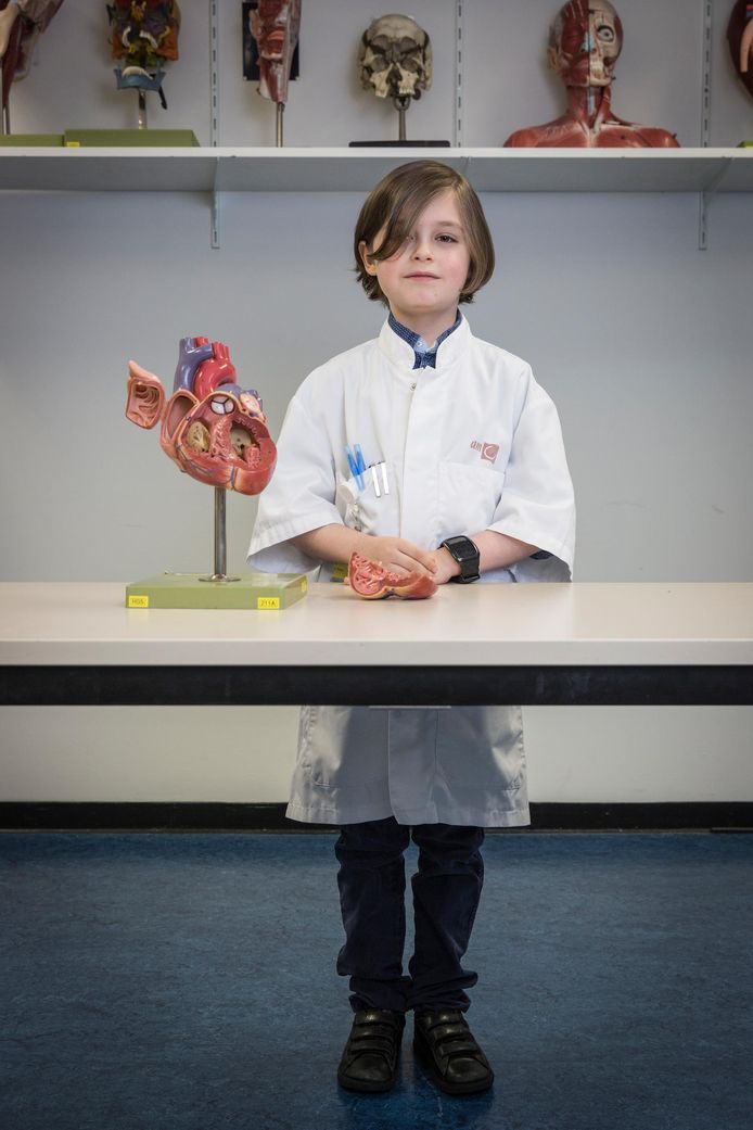 Laurent Simons, hier 7 jaar oud, hielp vorig jaar mee met cardiologisch onderzoek in het AMC in Amsterdam.