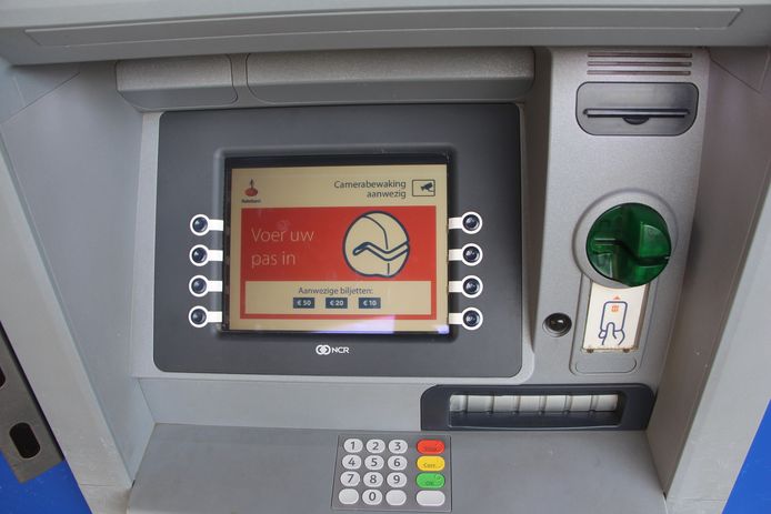 De nieuwste truc om geld te ontfutselen bij een geldautomaat is toegepast bij enkele Rabo-automaten in oa Ruurlo en Beltrum.