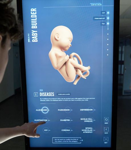 Hoe ver ga je om je kind knapper of slimmer te maken? De ‘Baby Builder’ van Bertrand (28) zet je aan het denken