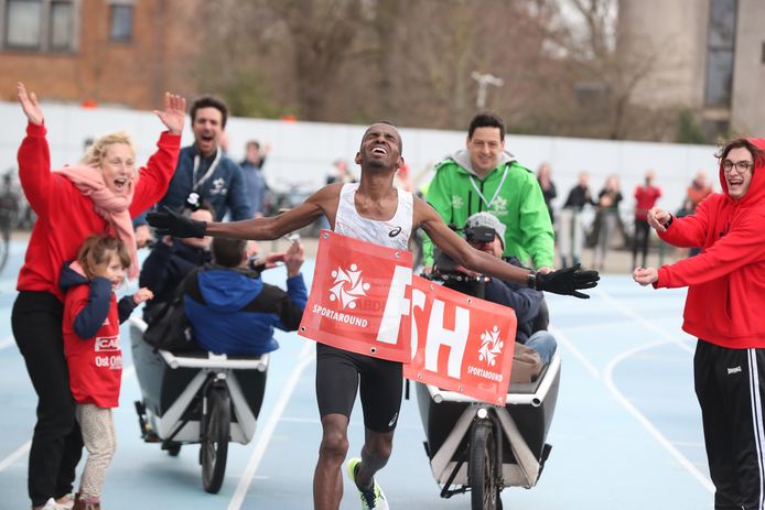 Bashir deed het! Het record op de halve marathon staat voortaan op zijn naam