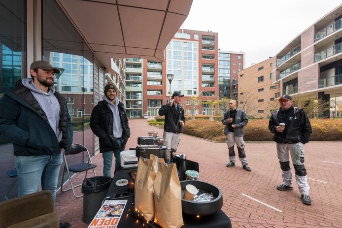 Koffie Kraft schenkt koffie voor de thuiswerkers en de schilders bij de Hartjes-flats in Eindhoven