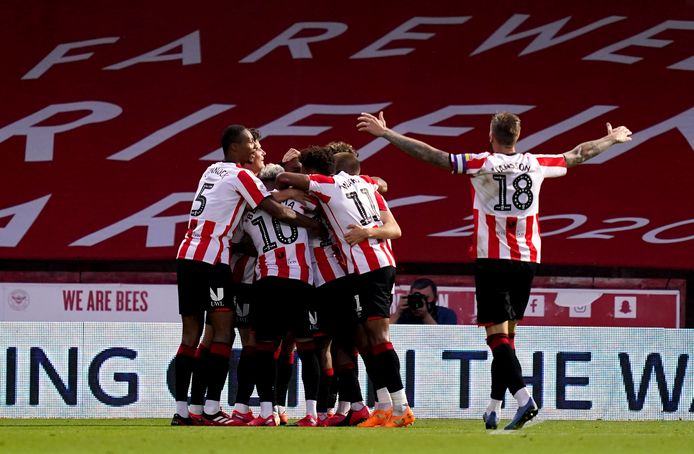 Brentford viert een van de goals tegen Swansea City.