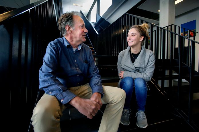 Leraar en decaan Frans Maas met Megan.