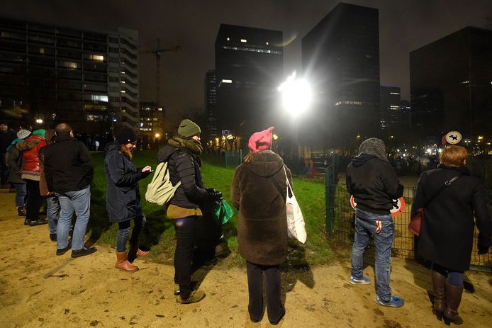 De menselijke ketting aan het Maximiliaanpark.