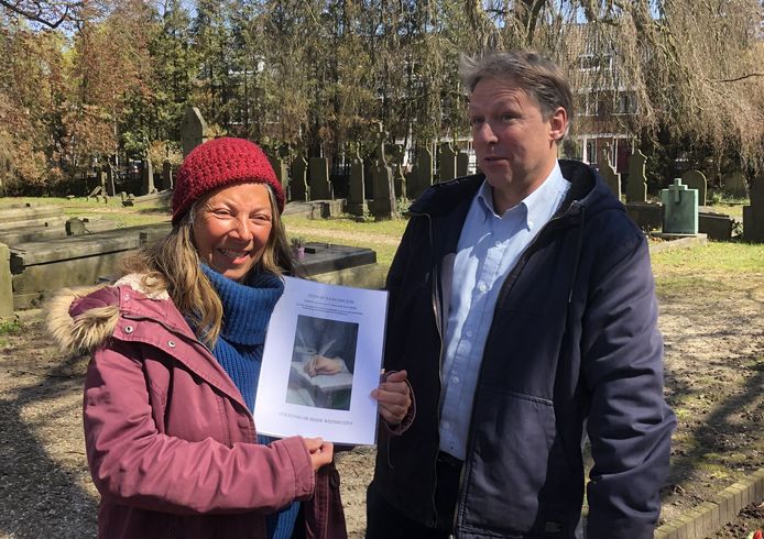 Yvonne Ubben en Jan Bredie op de begraafplaats aan de Nijmeegse Daalseweg.
