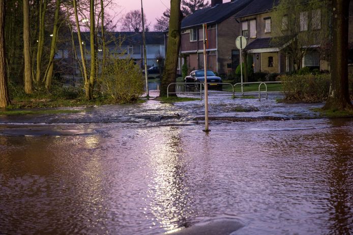 Door een breuk in een waterleiding zijn meerdere straten in de omgeving van de Strausslaan in Roosendaal onder water komen te staan.