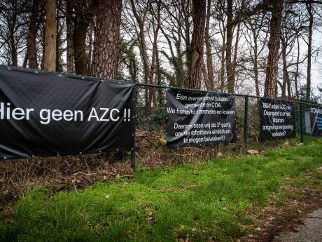 Omwonenden asielhotel Albergen willen vergunning van tafel: ‘Door dwang is democratie buitenspel gezet’