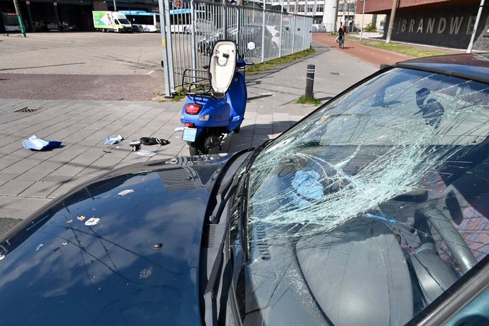 De schade na de aanrijding op het stadsfietspad in Arnhem ter hoogte van de Rietgrachtstraat.