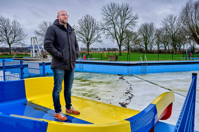 Henk Akkerman zal ook in zijn rol als parkmanager nog regelmatig aan de rand van het zwembad van Recreatieoord Binnenmaas staan.
