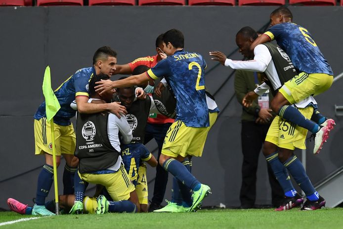 Dolle vreugde bij Colombia in de slotfase van het duel om de derde plaats in de Copa América tegen Peru, nadat Luís Díaz met een schot van afstand voor 3-2 heeft gezorgd.