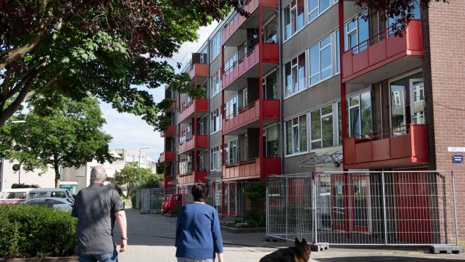 Balkons van flat in Maarssen zijn onveilig, hekken moeten beschermen tegen instortingsgevaar
