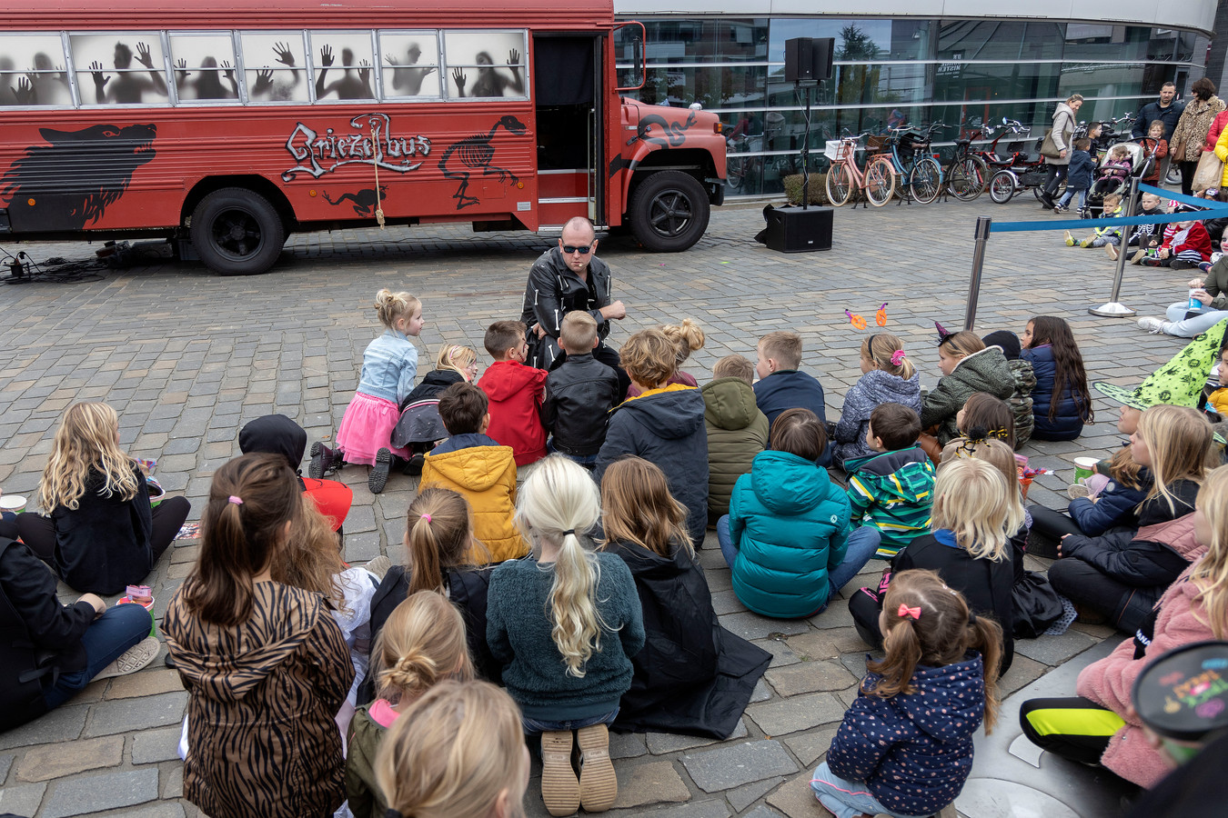 Als onderdeel Halloween in het Veldhovense Citycentrum was er een show rond 'De Griezelbus' van Paul van Loon.
