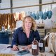 Van uienschillen maken ze hier wascokrijtjes, zo krijgen werklozen weer uitzicht op een baan