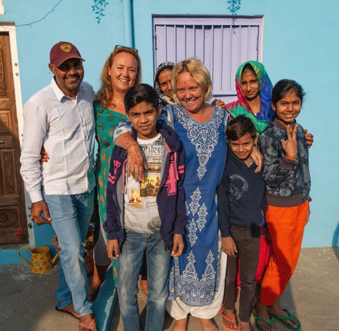Naomi en Patries Hartog met hun Indiase familie Yadav.