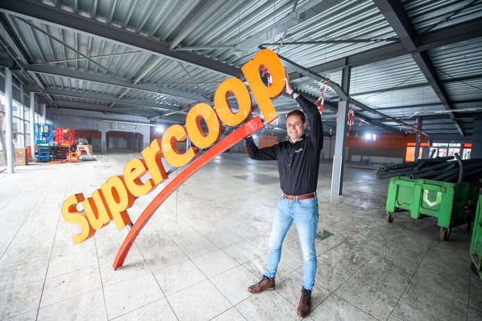 Filiaalmanager Marc Olsman neemt afscheid van zijn Supercoop supermarkt in Vroomshoop. De winkel ondergaat een metamorfose.