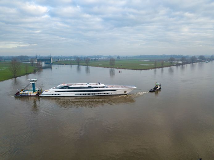 De boot kan pas maandagavond voorbij de brug in Heusden.