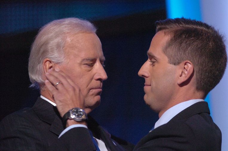 ‘Door het overlijden van zijn zoon Beau had Joe in 2016 niet meer de energie om te proberen Barack Obama op te volgen.’ (Foto: met Beau Biden.) Beeld Photo News