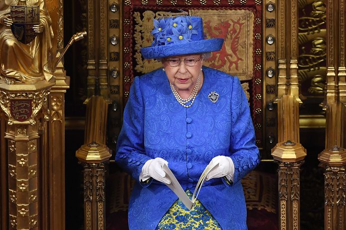 Toen De Queen het parlement opende ten tijde van de brexit, verscheen ze ten tonele in een knalblauwe hoed met daarboven gele bolletjes. Een verwijzing naar de Europese vlag?