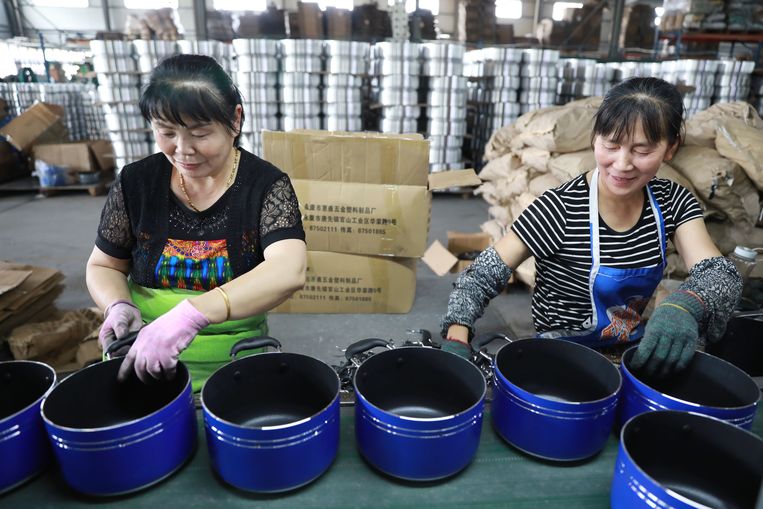 Werkzaamheden in Chinese fabriek waar pannen met keramische laag worden gemaakt. Beeld Future Publishing via Getty Imag