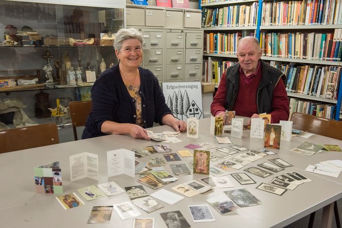Nico Vogels en Rianne Martens van Dye van Best archiveren zoveel mogelijk bidprentjes voor onder meer genealogieonderzoek.