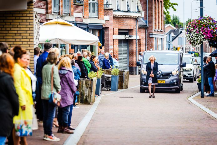 De erehaag voor de overleden eigenaar van Flowers and More.