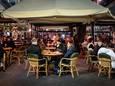 Mensen op een terras op het Leidseplein in Amsterdam. Het Outbreak Management Team (OMT) adviseert het kabinet om een korte lockdown in te voeren om de spreiding van het coronavirus tegen te gaan.