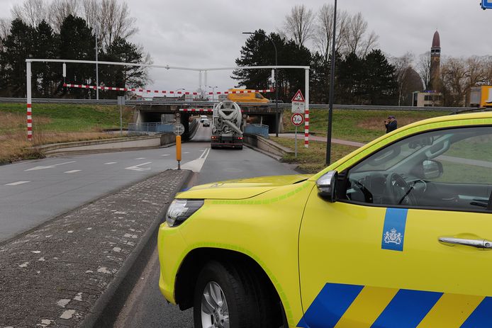 Een cementwagen klapte tegen de waarschuwingsbalk voor het viaduct aan de Hertog Janstraat in Waalwijk.