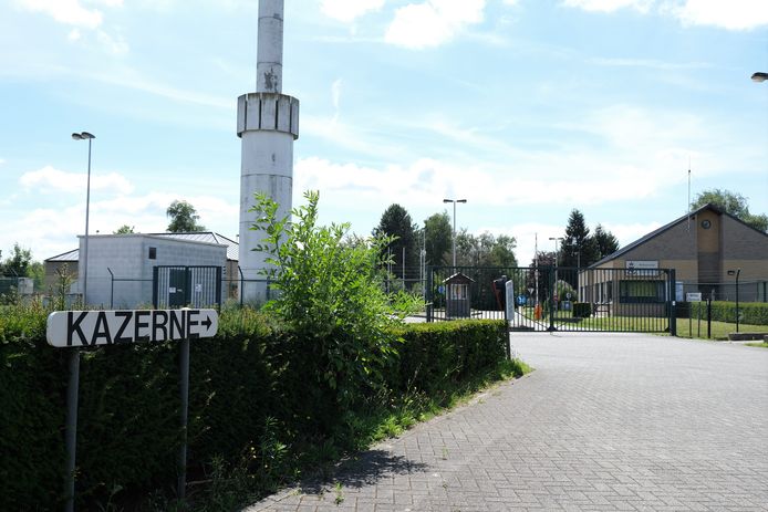 De hoofdingang van de legerkazerne in Berlaar