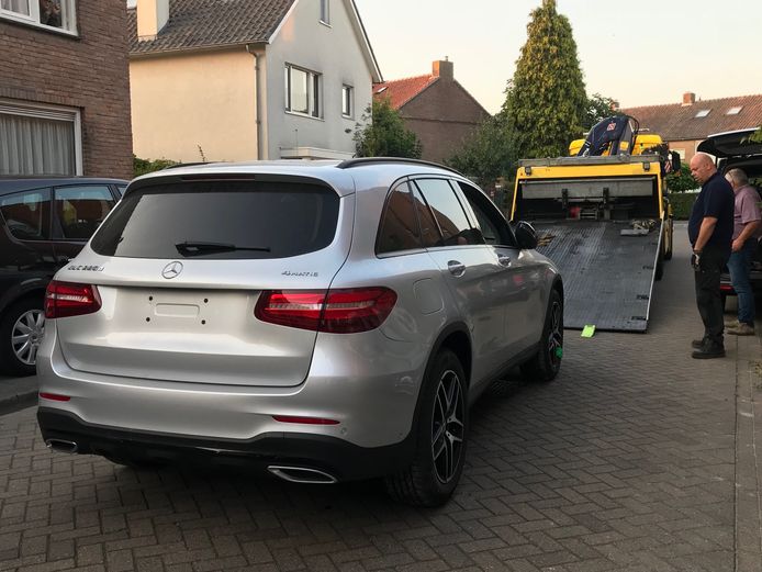 In garageboxen aan de Jan van Speykstraat in Vught heeft de politie twee gestolen auto's teruggevonden.
