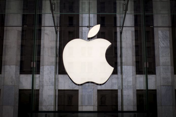An Apple logo hangs above the entrance to the Apple store on 5th Avenue in the Manhattan borough of New York City, July 21, 2015. REUTERS/Mike Segar/File Photo