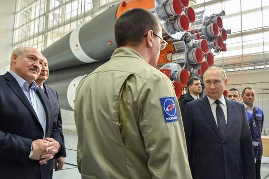 Poetin bezocht de ruimtevaartbasis in Vostotsjny samen met Wit-Russische leider Aleksandr Loekasjenko.