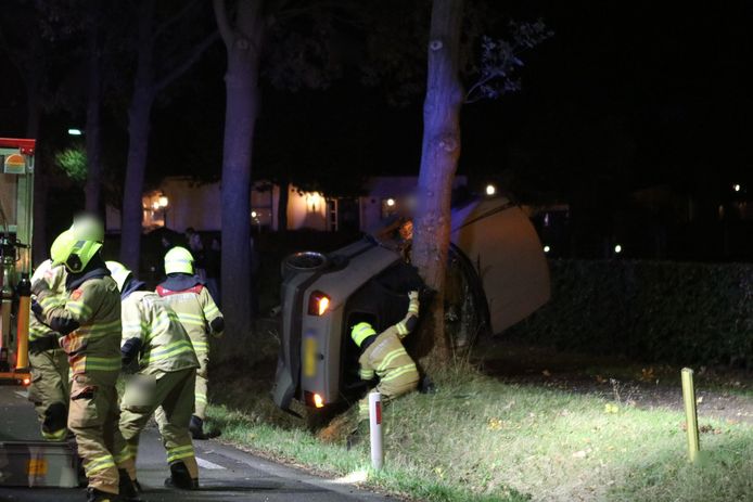 De auto eindigde verticaal tegen een boom in Nijkerk.