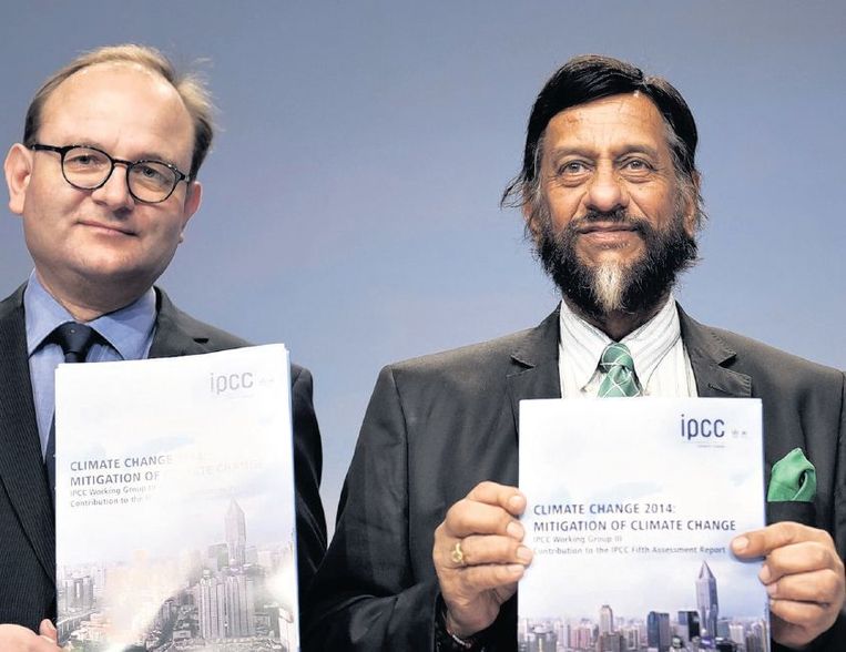 Werkgroepvoorzitter Pachauri (rechts) en medevoorzitter Edenhofer met het stuk voor de beleidsmakers. Beeld reuters